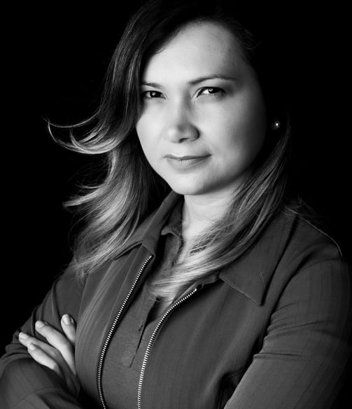a woman in a black and white photo Valeria Bueno Fotógrafa
