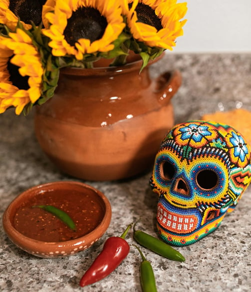 Deliciosos pratos mexicanos preparados para a celebração do Dia dos Mortos.