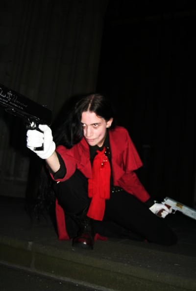 Cosplay: Alucard mit rotem Mantel und Waffe Jackal aus Hellsing TV-series | Vladdi Cosplay