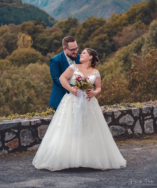 Photographe et vidéaste capturant un mariage émouvant.