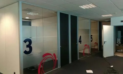 Divisorias para oficinas en cristal laminar de 55 mm. con puertas de melamina de suelo a techo