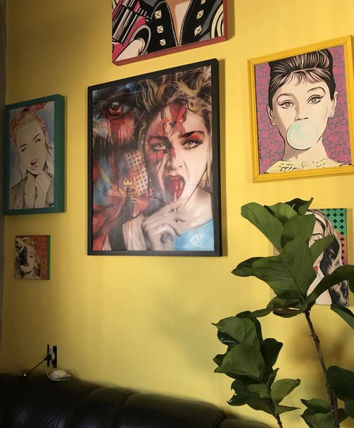 Pintura em estilo Pop-Art de um grupo de pessoas em uma cena urbana - por Sérgio Astral
