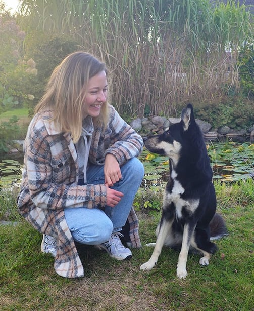 Frau mit Hund in Kommunikation, Harmonische Bindung, Mensch-Hund-Beziehung, Alltag mit Hund