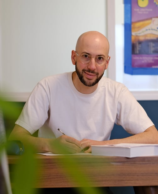 Thomas Busson dans son cabinet de réflexologie plantaire à Bouguenais près de Nantes