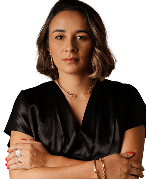 Dr(a) Diana Guedes de Braços Cruzados Vestindo um camisa preta