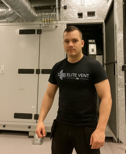Ventilationsteknikern med svart kläder