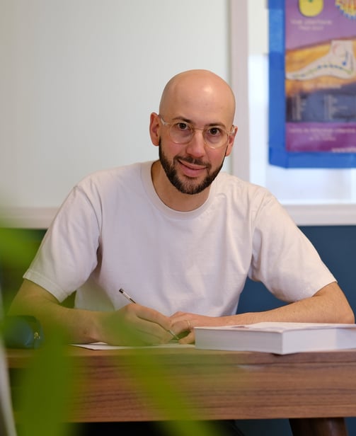 Thomas Busson dans son cabinet de réflexologie plantaire à Bouguenais près de Nantes