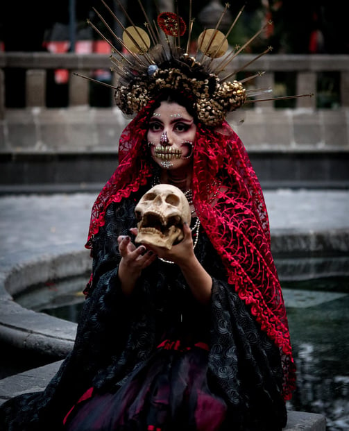 Festa alegre do Dia dos Mortos com participantes vestidos como caveiras.