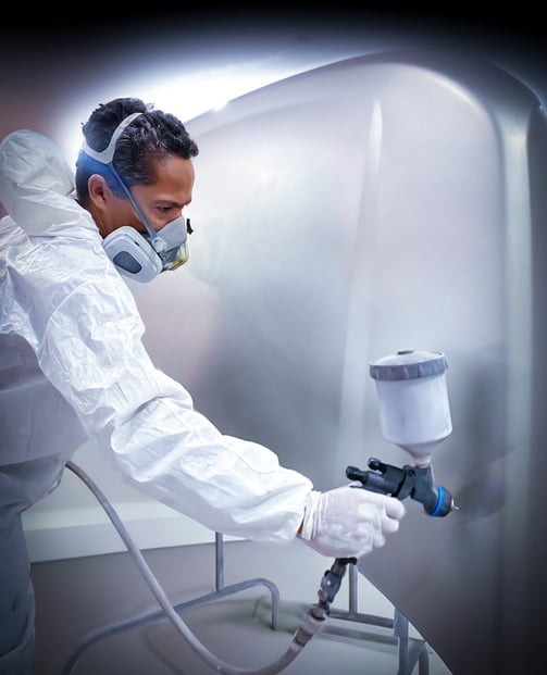 Capô de um carro sendo pintado pelo Edi - Estufa Originale