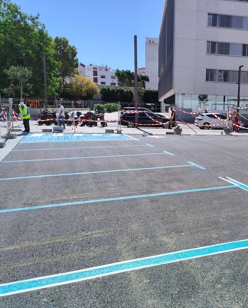 Señalización horizontal en parking privado con líneas y pictogramas