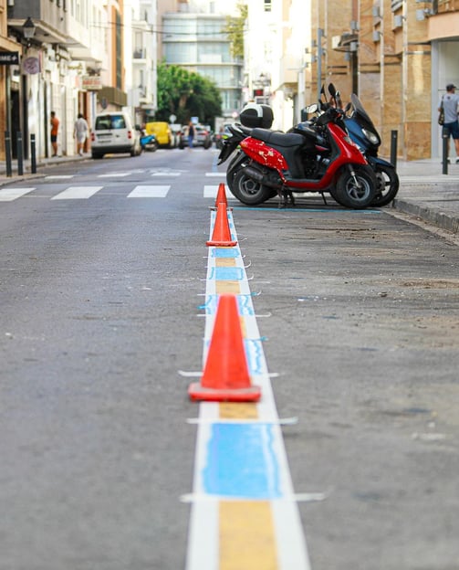 Líneas de tráfico recién pintadas por NCT Painting en carretera secundaria