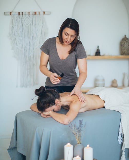 thérapeute du bien-être effectuant un massage, souvent étudié dans mes études de marché concurrence