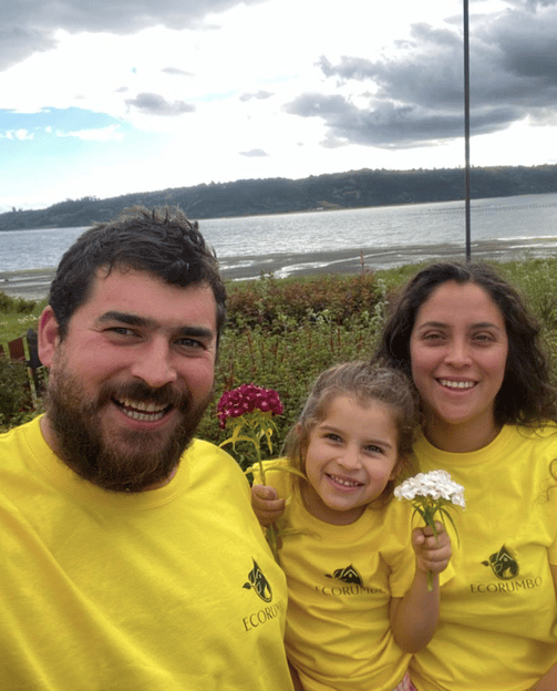 Familia con polera de EcoRumbo en Chiloé representando compromiso con la educación ambiental y soluc