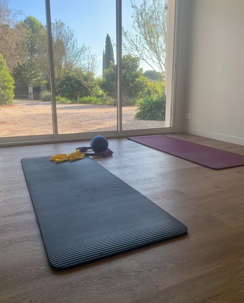 Cours de Pilates au sol avec petit matériel