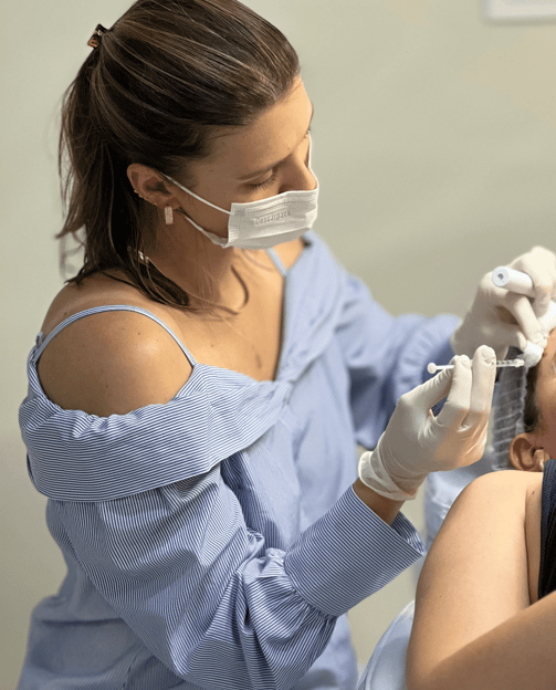 ra. Jéssica Cruz Sampaio aplicando toxina botulínica.