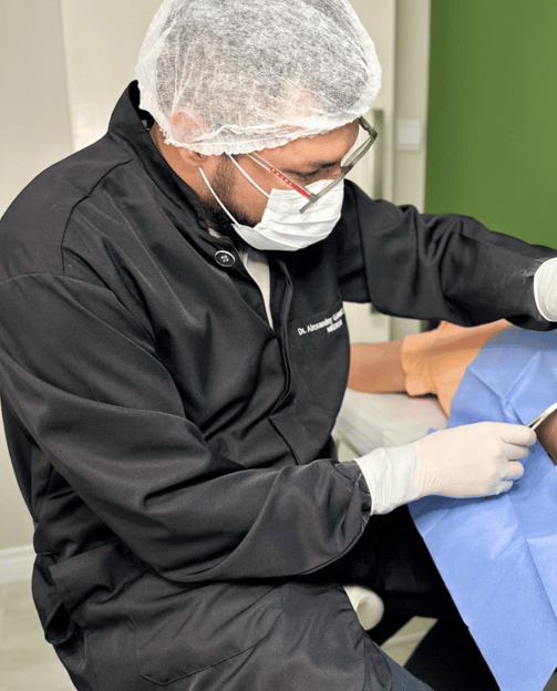 Dr. Alexander Gómez realizando um procedimento.