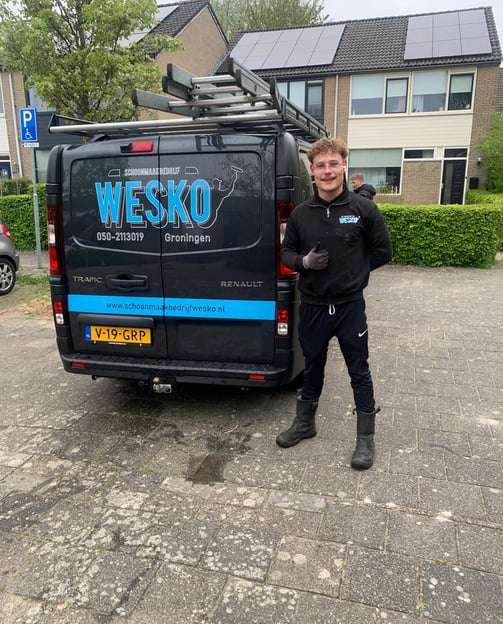 Wesley Pel, eigenaar van Wesko Dakreiniging, voor zijn bedrijfsbus. 