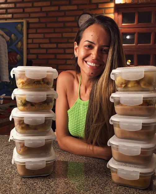 Rebeca Silva mostrando marmitas com refeições nutritivas e equilibradas