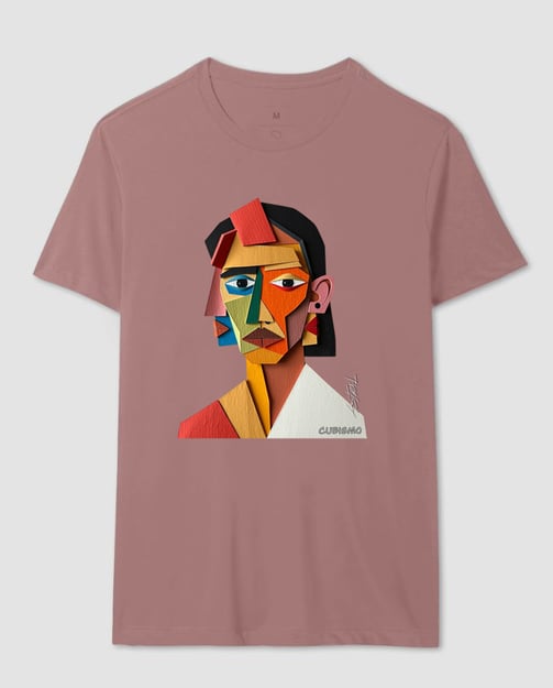 Camiseta estilizada com ilustração cubista em cores vibrantes, destacando formas geométricas 