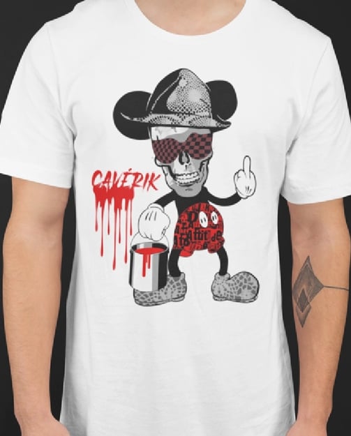 Camiseta da marca de street art, Cavérik Art Club, assinada pelo artista visual Sérgio Astral