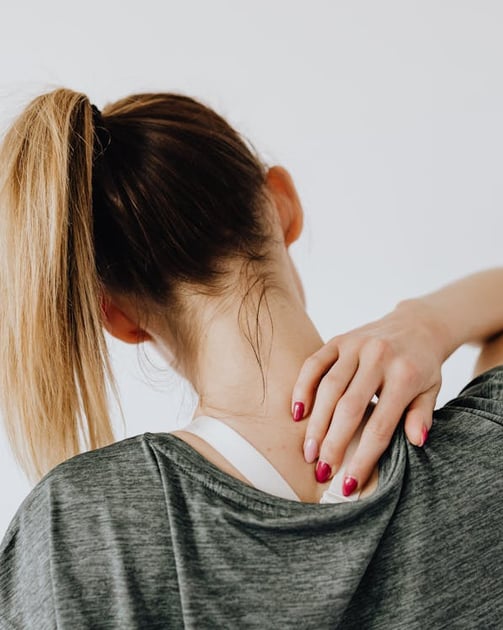 a woman with a ponytail ponytail ponytail hairstyled in a ponytail