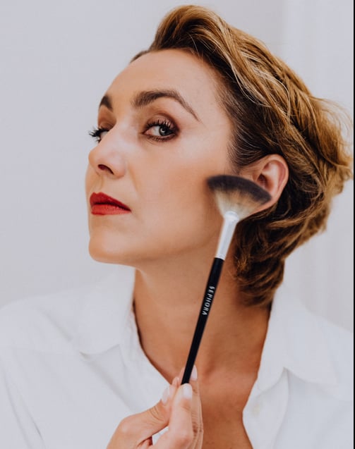 Maquiagem Profissional: Além de suas habilidades como cabeleireira e extensionista, Amanda Amorim ma