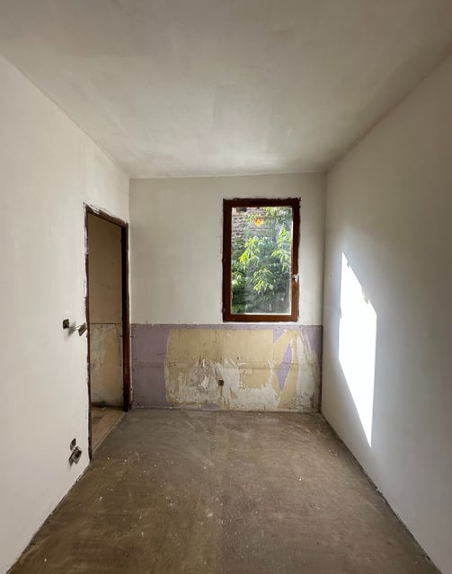 Chambre ensoleillée avec vue sur la cour intérieure dans un appartement à Pau