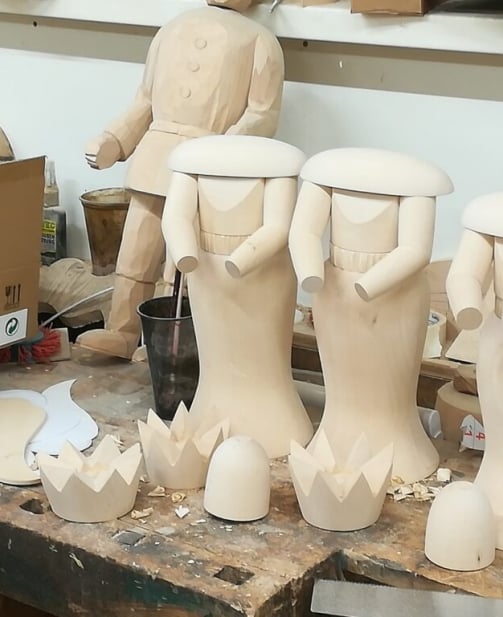 große gedrechselte Holzfiguren für eine Weihnachtspyramide