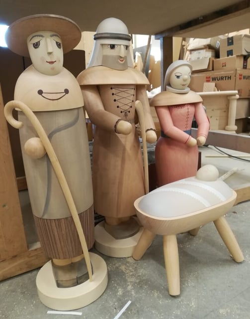die ersten Holzfiguren für die Pyramide nehmen Gestalt an