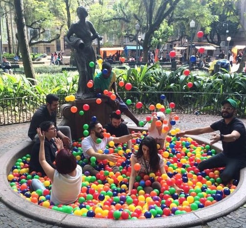 Piscina de Bolinhas na Praça da Alfândega – Sandro Ka (Brasil)