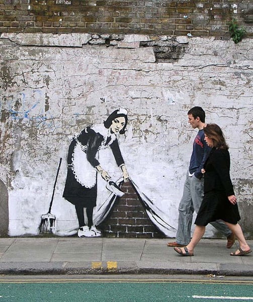 Banksy – Artista britânico de intervenção urbana, famoso por suas obras de street art .