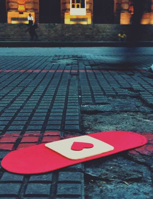 O coletivo Curativos Urbanos transformou buracos nas ruas em verdadeiras metáforas visuais. 