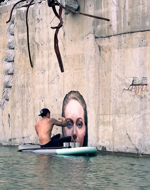 Mulheres Emergindo da Água – Sean Yoro 