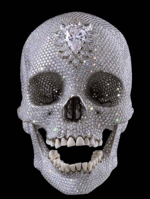 Obra de Damien Hirst com caveira ornamentada coberta de diamantes.