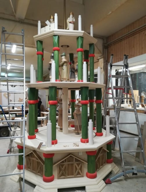 Stufenpyramide im Aufbau: In unserer Werkstatt entsteht dieses ganz einmalige Stück „Erzgebirge“