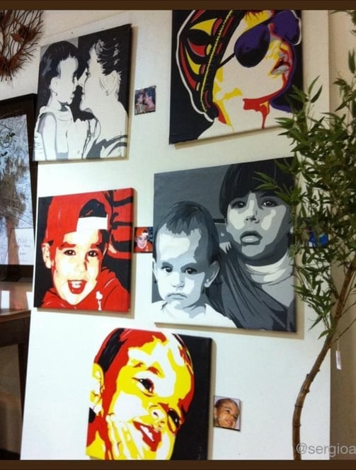 Estilo e sofisticação em cada detalhe, com destaque para quadros artísticos na parede.
