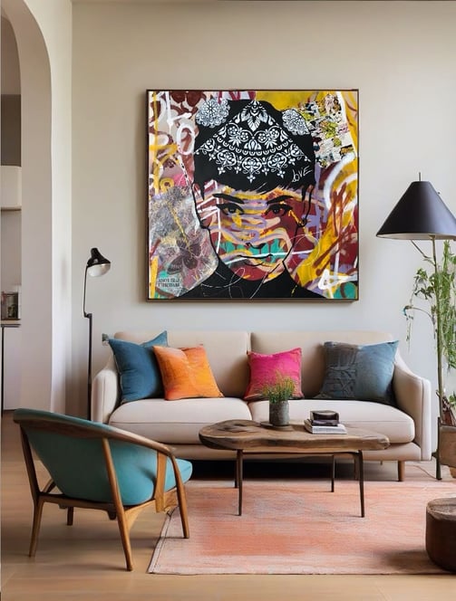 Quadros personalizados adornam as paredes, contando histórias únicas e dando vida à sala.