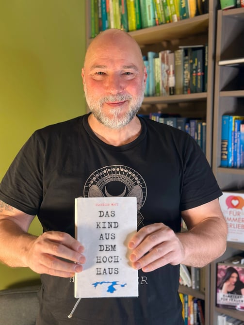 Claudius Mach mit Buch 