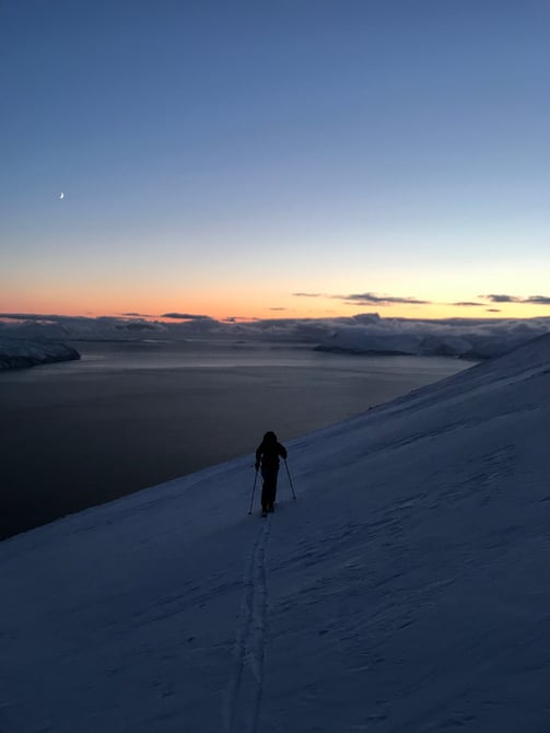 skier dans la nuit polaire a lyngen alps