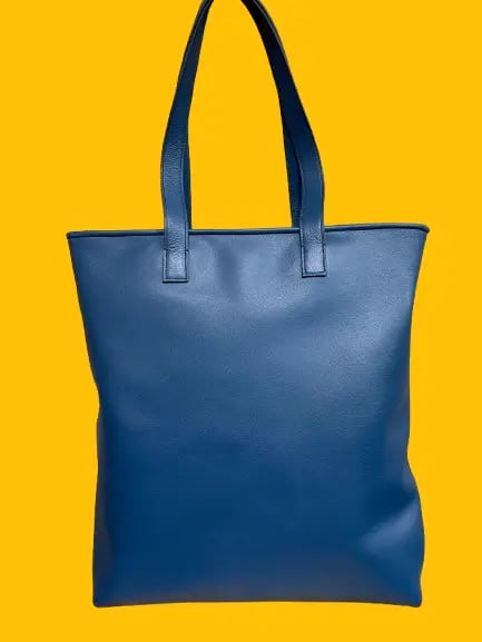 Sac bleu sur fond jaune