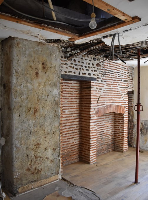 Cheminée et mur en briquettes et galets du gave de Pau, à préserver dans un projet de rénovation Pau