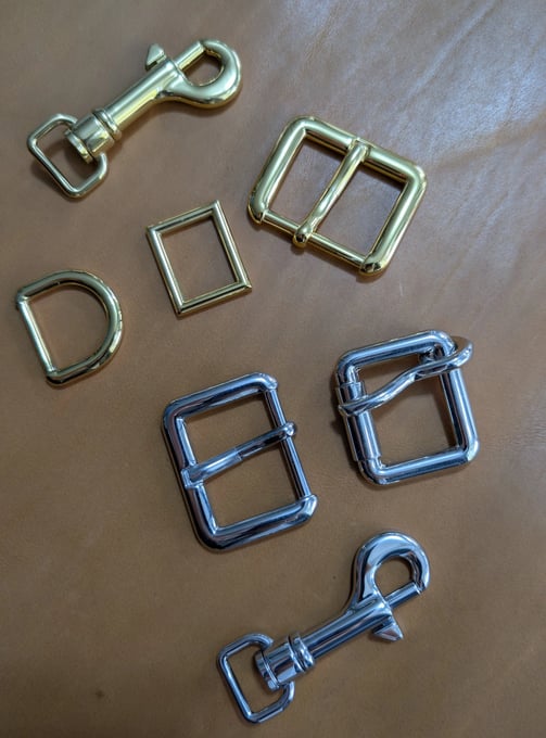 Un assortiment de boucles métalliques aux finitions variées