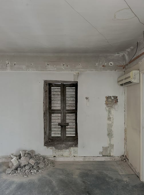 Mur ancien et volets d’origine en cours de rénovation dans un studio meublé haut de gamme à Avignon