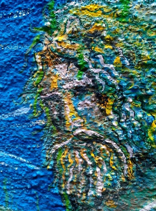 détail d'une peinture murale représentant poseidon sur la coque d'un bateau échoué au fond de l'océan