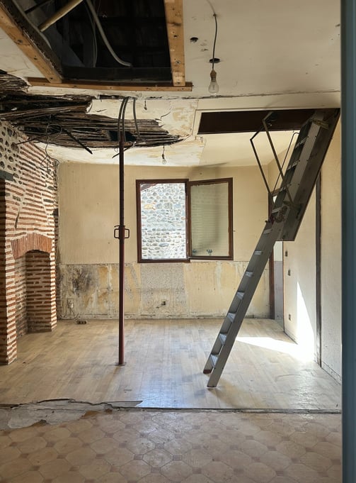 Salon avec plafond à retirer pour créer de la hauteur et plus de lumière dans un appartement à Pau