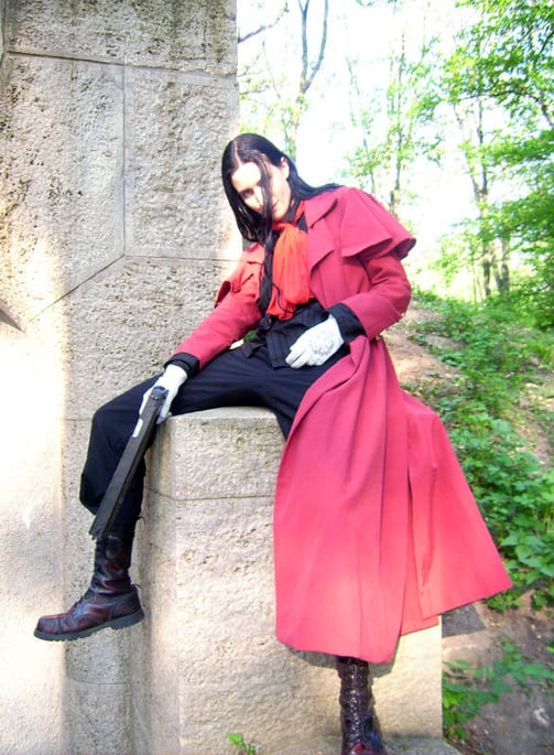 Cosplay: Alucard mit rotem Mantel und Waffe Jackal aus Hellsing TV-series | Vladdi Cosplay