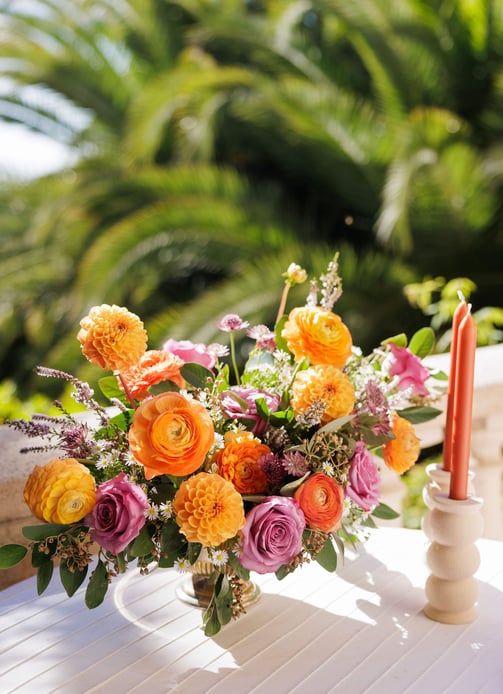 composition florale estivale couleurs orangées et roses