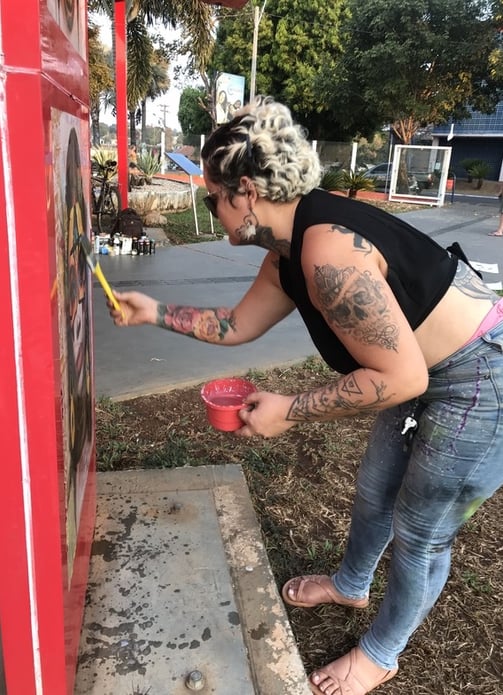 Amanda Amorim criando uma intervenção no Centro Cultural Barra do Garças