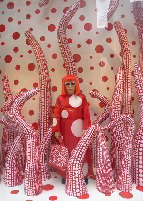 Yayoi Kusama: O Universo Infinito das Artes Visuais