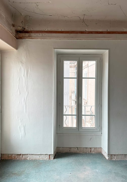 Studio en rénovation dans une maison de maître à Avignon – vue sur cour depuis l’intérieur